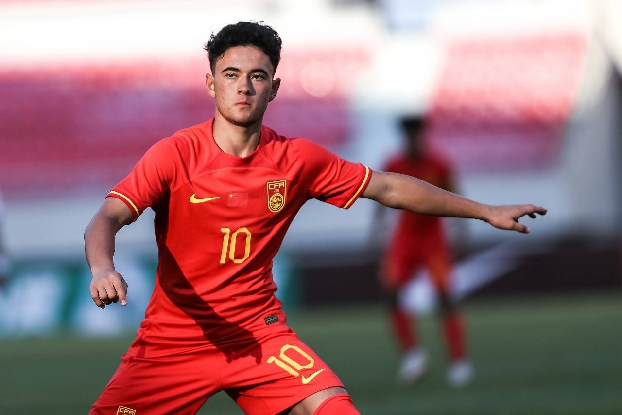 “中国足球运动员海外表现令人瞩目”