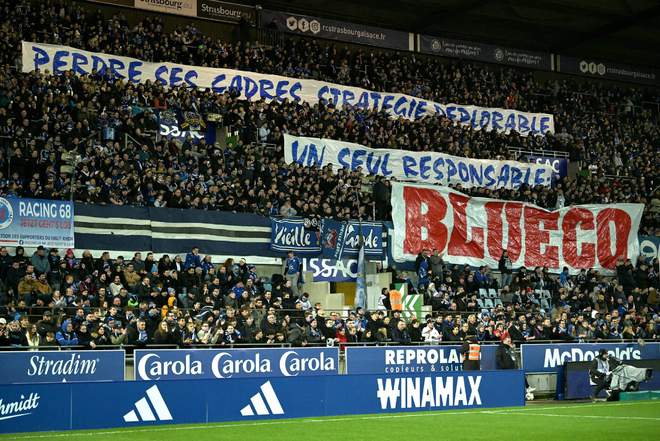 法甲夜场比赛吸引大量球迷，现场气氛火爆的简单介绍