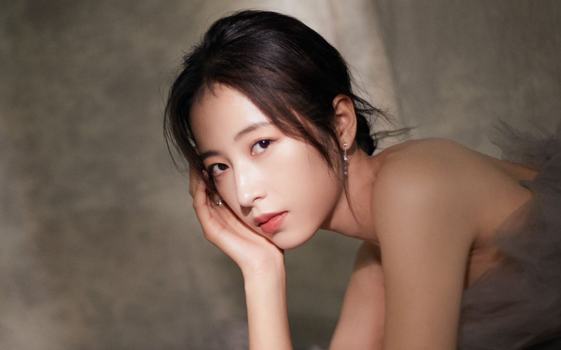 米切尔快攻连得六分骑士锁定胜利，米切尔打的是什么位置